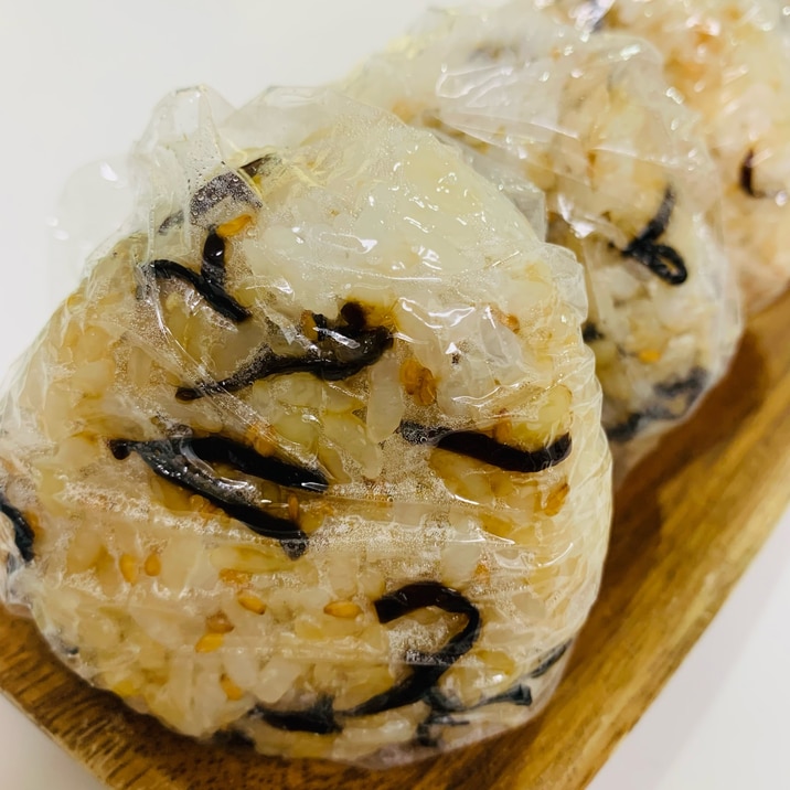 冷凍OK!ごま油香る塩昆布とごまのおにぎり